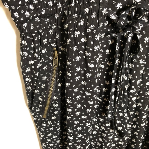 Fun fitted floral black & white jumpsuit size S - Picture 2 of 10